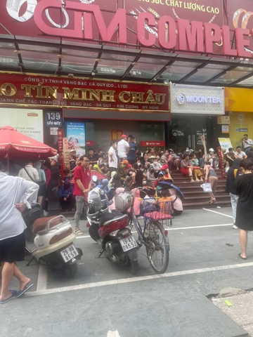 Chen lấn mua vàng, nhiều cửa hàng quá tải phải tạm đóng cửa
