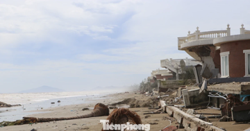 Hàng loạt villa sập sau bão số 10: Kè biển bị 'bỏ quên'?