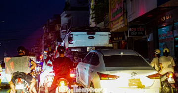 Ô tô ngập khắp phố, cứu hộ Thái Nguyên trắng đêm ‘vớt’ xe sau lũ