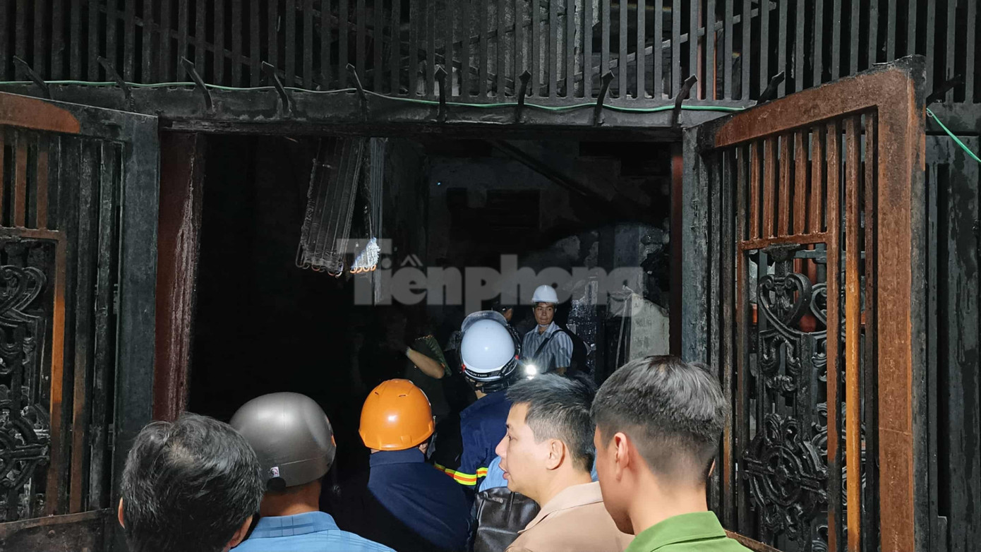 Với sự nỗ lực của lực lượng chức năng, đám cháy đã được dập tắt sau hơn 1 tiếng đồng hồ. Theo thông tin ban đầu, vụ việc khiến 5 người tử vong. Danh tính các nạn nhân được xác định là Nghiêm Đức L; Hoàng Thị T; Nghiêm Hoàng M cùng vợ và con. bf067c6b-51a8-4f4d-ad38-2dd15fb14b66-7303.jpg