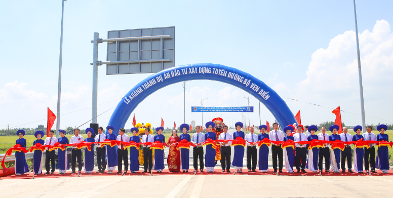 Chính thức thông xe cầu vượt sông nghìn tỷ kết nối 2 tỉnh Nam Định và Thái Bình cũ- Ảnh 1.