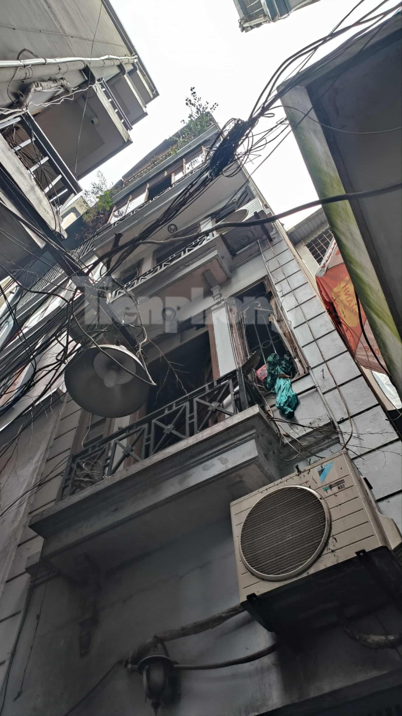 Như tin đã đưa, khoảng 5h sáng 11/10, người dân phát hiện có cháy tại ngôi nhà nằm trong ngõ trên phố Kim Hoa. 945a8c20-5891-424a-9a53-031d8c07c399-6240.jpg