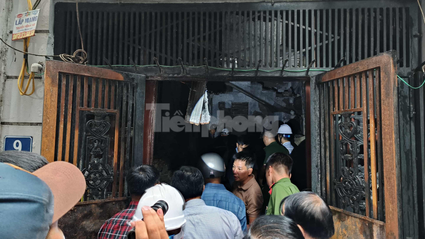 Ngôi nhà cao 4 tầng, ngõ vào nhỏ, xe cứu hỏa không thể tiếp cận gần hiện trường. d90acf5b-0d83-4fa8-8944-410899361f71-1964.jpg