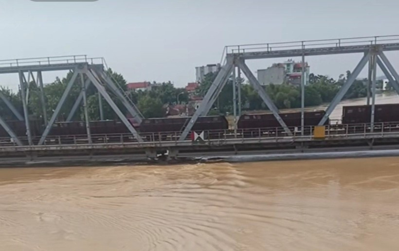 Huy động tàu 300 tấn về Bắc Ninh ‘trấn giữ’ cây cầu hơn 130 năm tuổi - ảnh 1