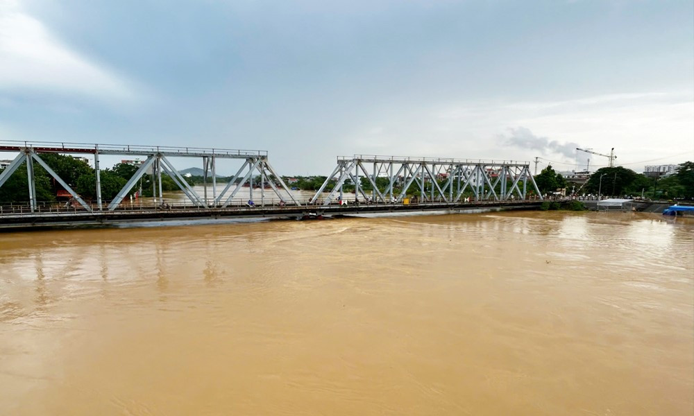 Huy động tàu 300 tấn về Bắc Ninh ‘trấn giữ’ cây cầu hơn 130 năm tuổi - ảnh 2