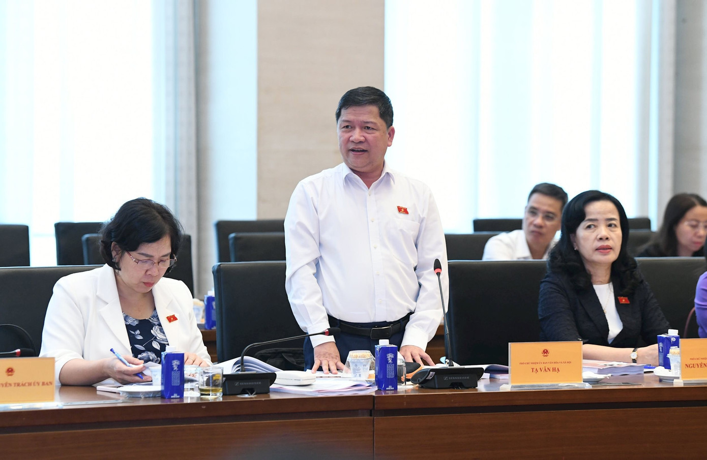 Phó chủ nhiệm Ủy ban Văn hóa và Xã hội Tạ Văn Hạ. 1110bc3.jpg