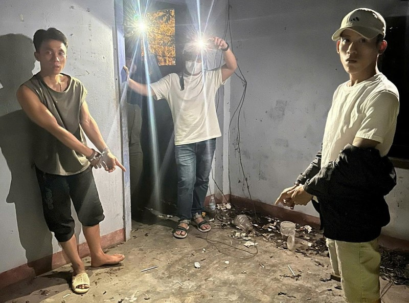 Tạm giữ 4 thanh niên sử dụng ma túy trong chùa - ảnh 1