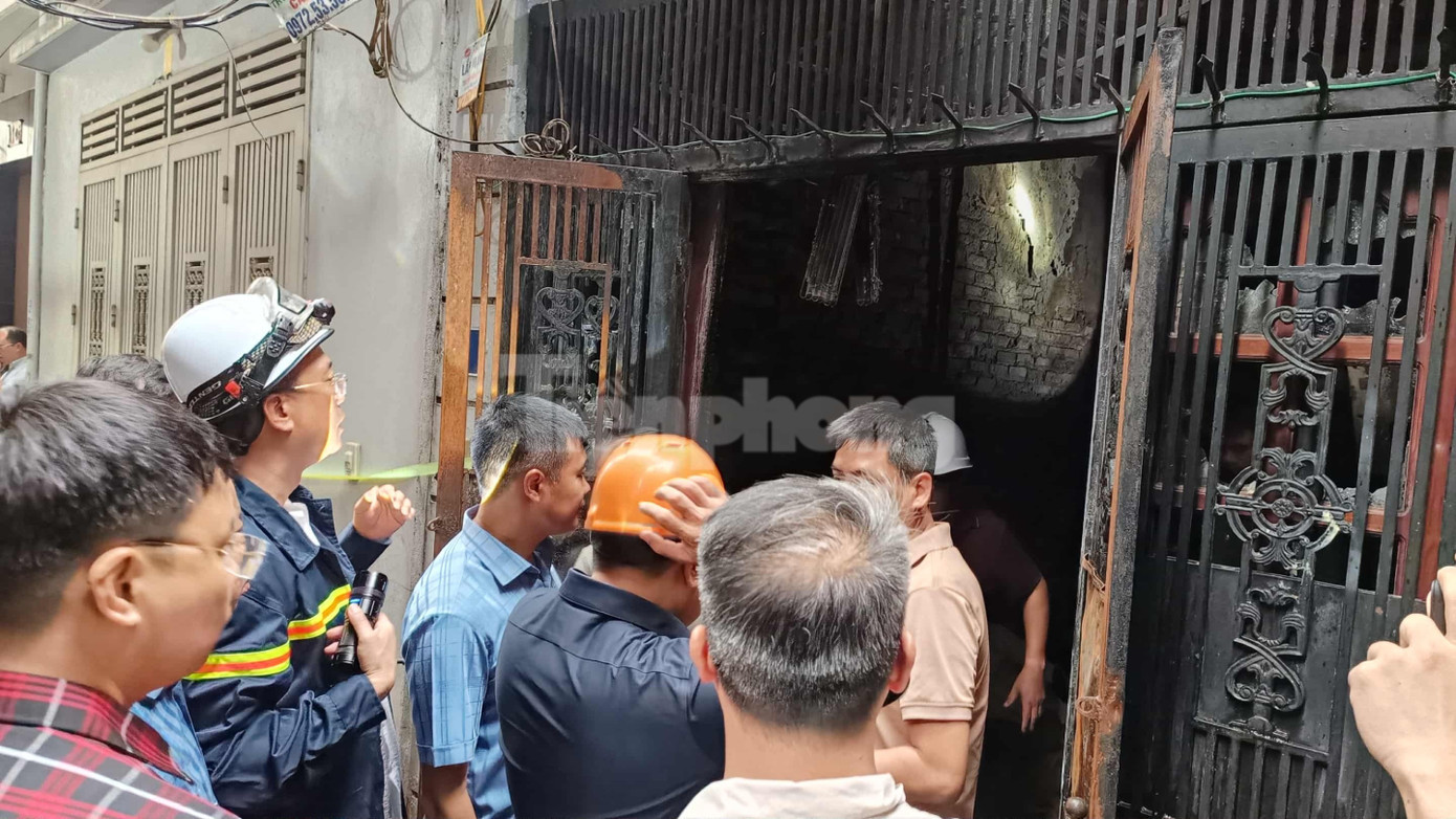 Lập tức, nhiều người dân hô hoán nhau chạy tới phá cửa tầng 1, dùng nước dập. Tuy nhiên ngọn lửa bùng lên dữ dội, bao trùm bên trong. a0609e15-d402-4791-8ea4-8a92f9204827-6279.jpg