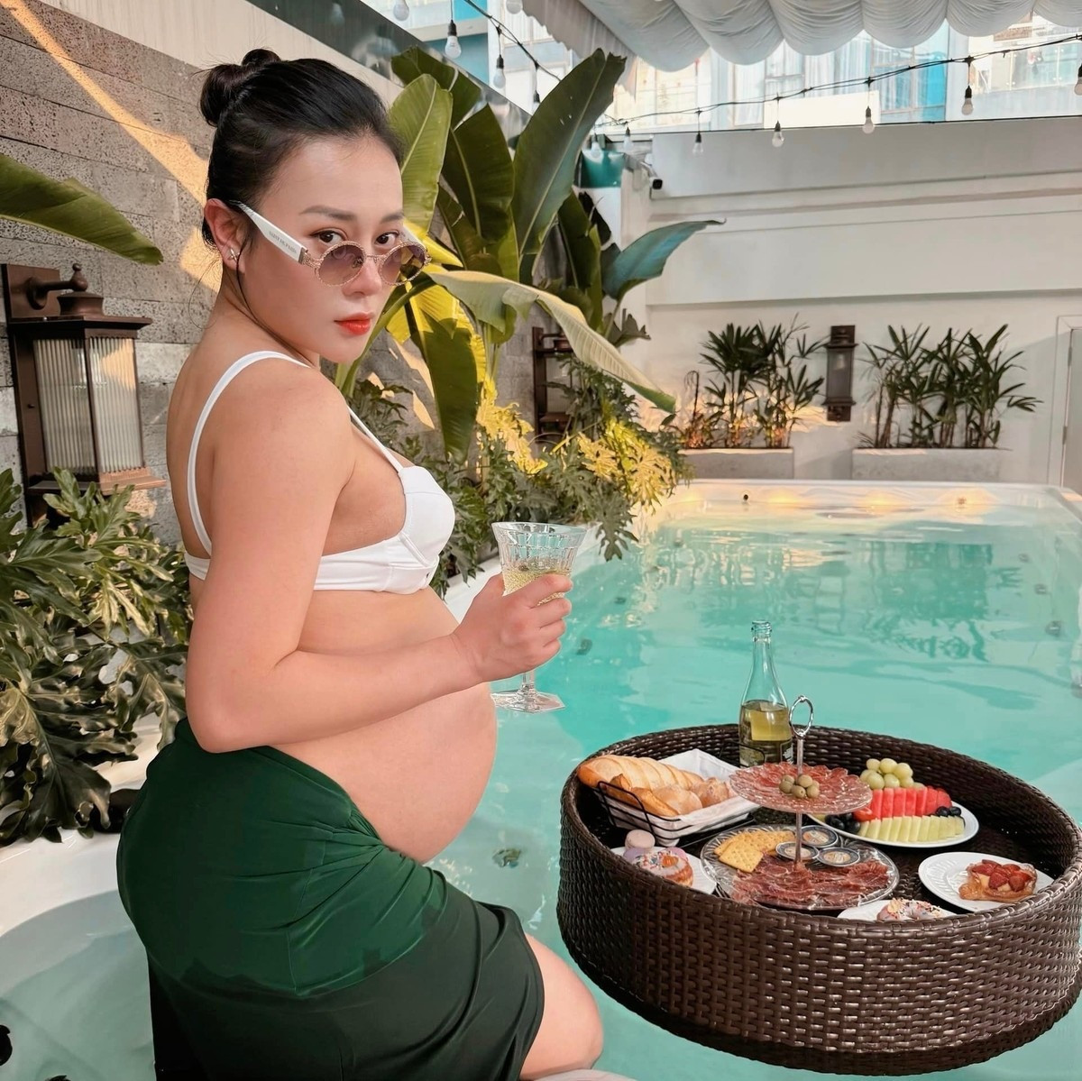 Biệt thự bạc tỷ của vợ chồng Phương Oanh và Shark Bình giữa lòng Thủ đô: Thiết kế phong cách châu Âu sang trọng, có hồ bơi riêng- Ảnh 6. Biệt thự bạc tỷ của vợ chồng Phương Oanh và Shark Bình giữa lòng Thủ đô: Thiết kế phong cách châu Âu sang trọng, có hồ bơi riêng- Ảnh 6.