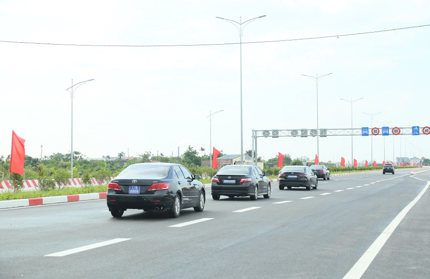 Chính thức thông xe tuyến đường nghìn tỷ tại Thái Bình cũ- Ảnh 2. Chính thức thông xe tuyến đường nghìn tỷ tại Thái Bình cũ- Ảnh 2.