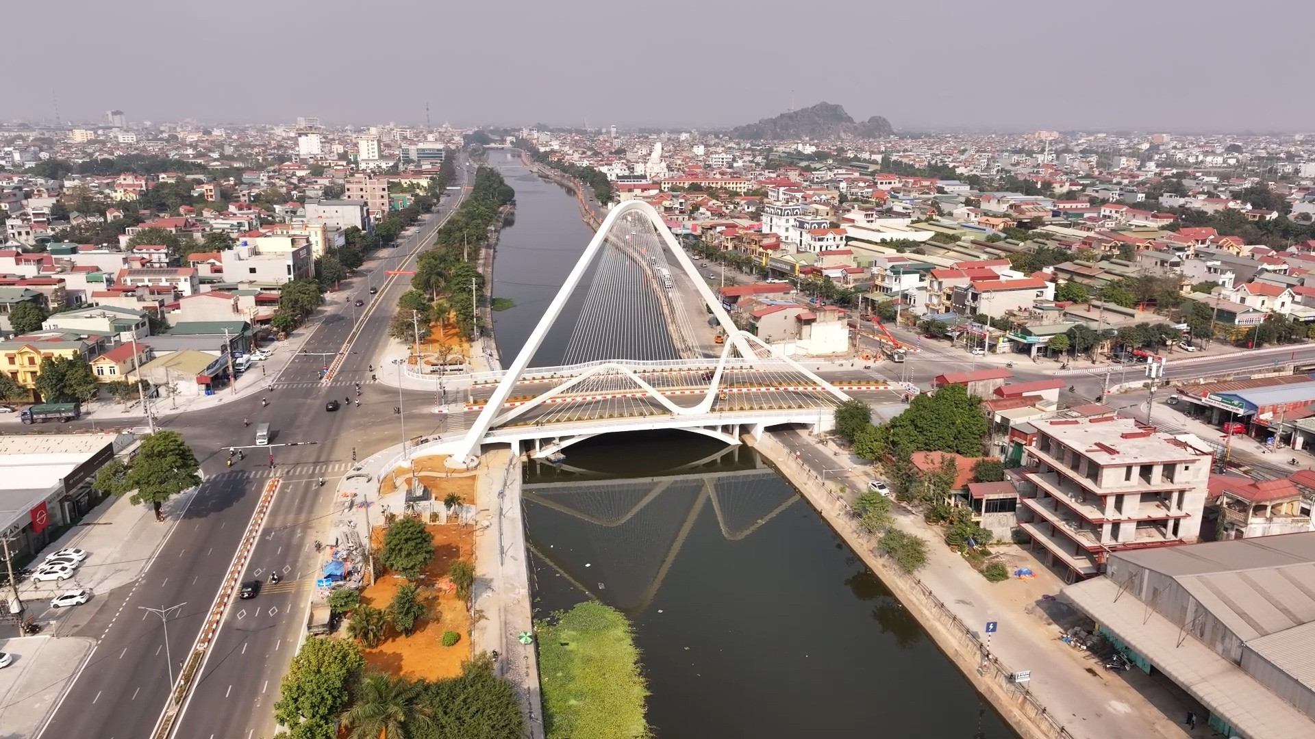 Cây cầu mang biểu tượng bông lau duy nhất của Việt Nam: Điểm nhấn kiến trúc của vùng đất di sản- Ảnh 1.