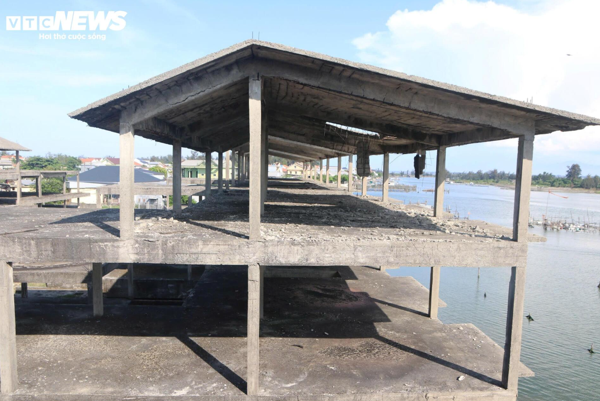 Cảnh hoang tàn bên trong khu nghỉ dưỡng 600 tỷ ven đầm phá lớn nhất Đông Nam Á của Việt Nam- Ảnh 2.