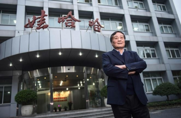 42 tuổi, người lao công quét trường bắt đầu dựng nên thương hiệu nước giải khát thách thức cả Coca-Cola lẫn Pepsi, từng 3 lần trở thành người giàu nhất Trung Quốc: Đế chế huyền thoại nay ra sao?