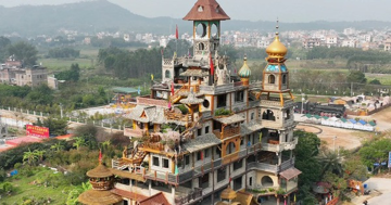 'Biệt thự điên' của một nông dân xây ròng rã 10 năm gây sốt mạng, mỗi ngày cả vạn khách thăm