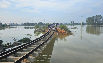 Hàng nghìn hộ dân tại Bắc Ninh và Hà Nội vẫn chìm trong nước lũ