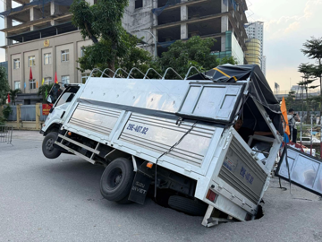 Xe tải sụp 'hố tử thần' tại Hà Nội
