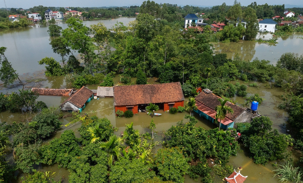 Hàng nghìn hộ dân tại Bắc Ninh và Hà Nội vẫn chìm trong nước lũ - ảnh 1