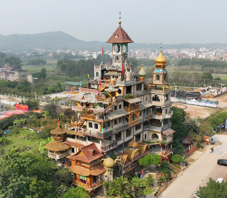 'Biệt thự điên' của một nông dân xây ròng rã 10 năm gây sốt mạng, mỗi ngày cả vạn khách thăm- Ảnh 1.