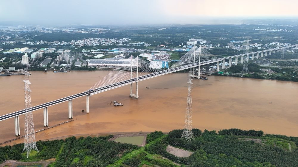 Cầu dây văng có tĩnh không cao nhất Việt Nam đã hoàn thiện, vẫn phải chờ đợi để được thông xe- Ảnh 1.