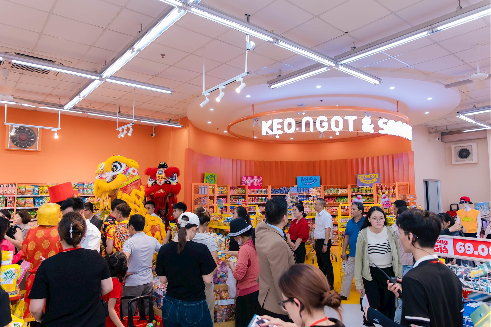 Khu Kẹo Ngọt & Snack tại WinMart Tĩnh Gia thu hút đông đảo sự quan tâm của người tiêu dùng