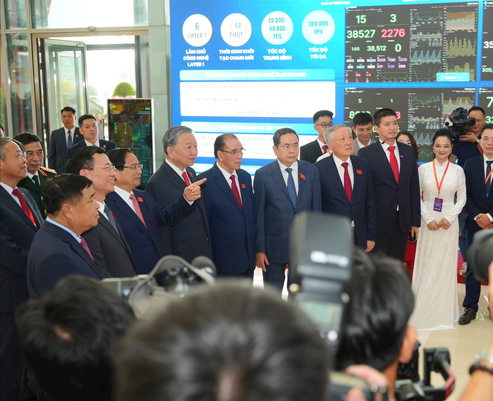 Các đại biểu tham quan khu vực trưng bày Mạng Dịch vụ Đa chuỗi Blockchain Việt Nam (VBSN).jpg