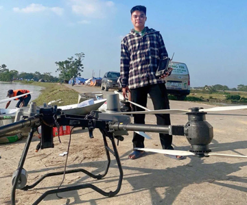 Chân dung chàng trai SN 2006 bay drone chuyển hàng trăm tấn hàng đến người dân vùng lũ