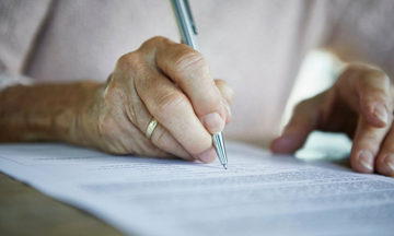 Tin vào lời ‘mật ngọt’, cụ bà viết di chúc để lại toàn bộ tài sản cho kẻ lừa đảo