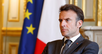 Tổng thống Pháp Emmanuel Macron phớt lờ yêu cầu từ chức