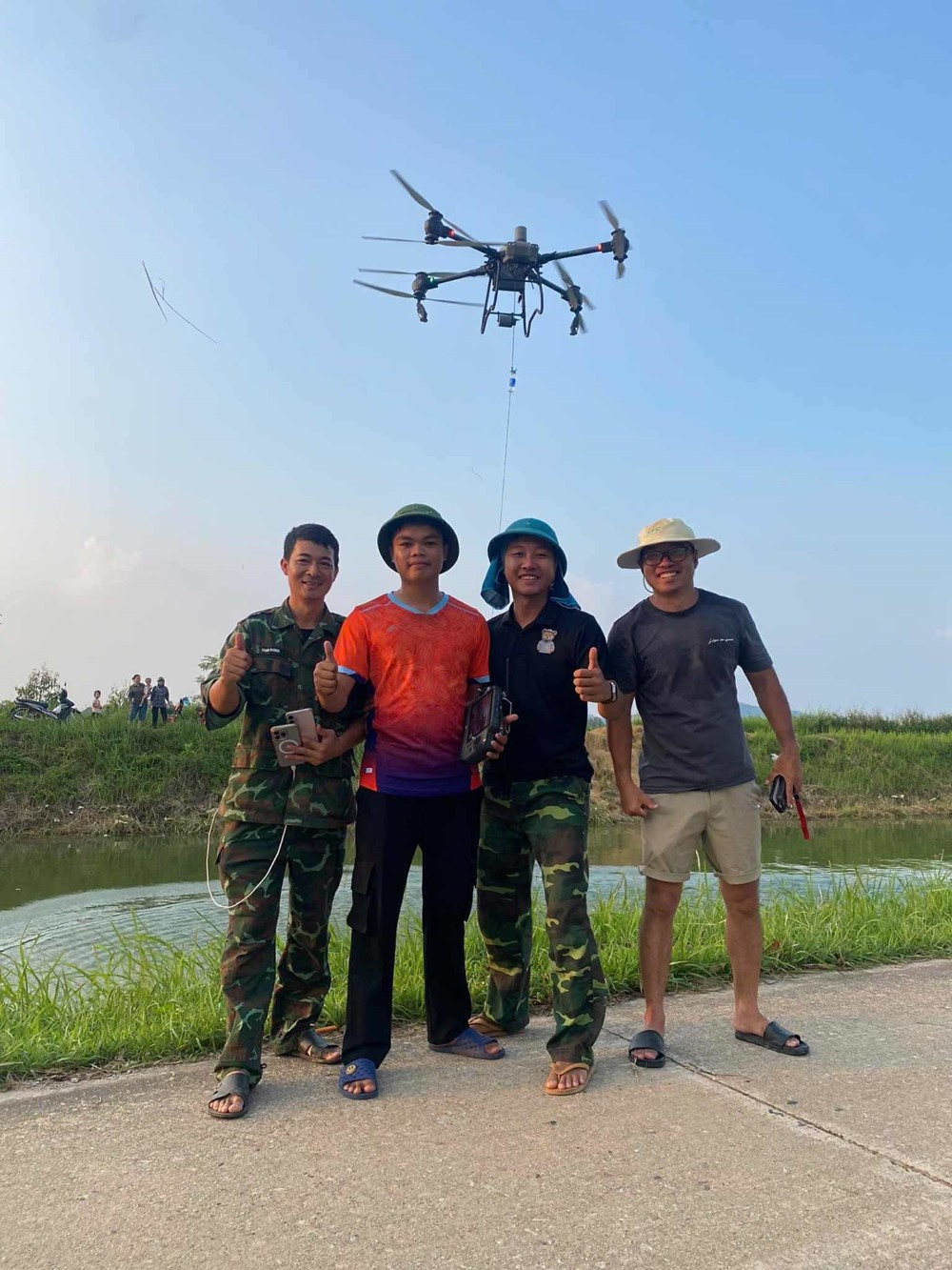 Chân dung chàng trai SN 2006 bay drone chuyển hàng trăm tấn hàng đến người dân vùng lũ - ảnh 2