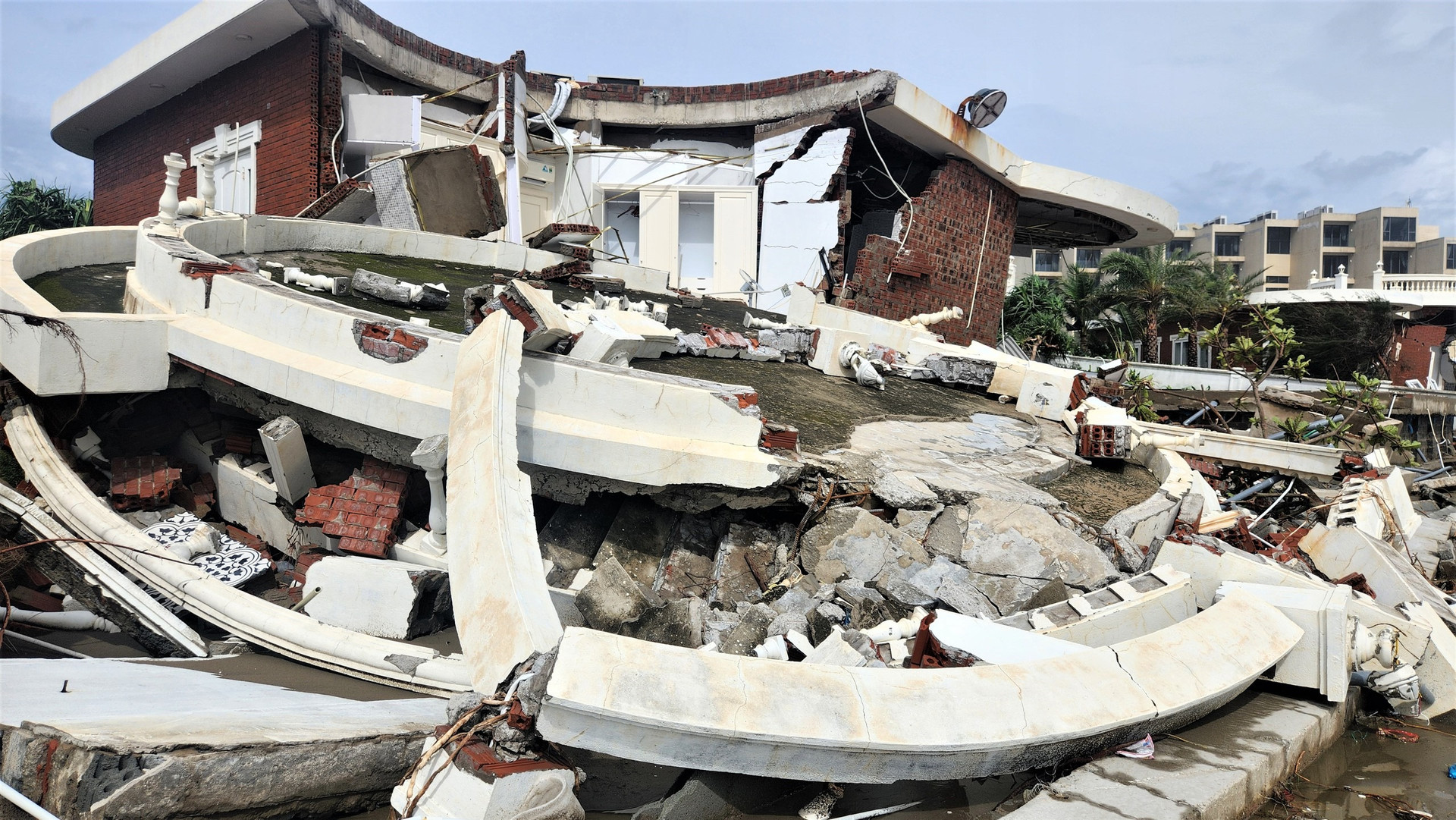 Căn biệt thự thuộc dự án Hoa Tiên Paradise bị ảnh hưởng từ cơn bão số 10. Nguồn ảnh: Báo Thanh niên