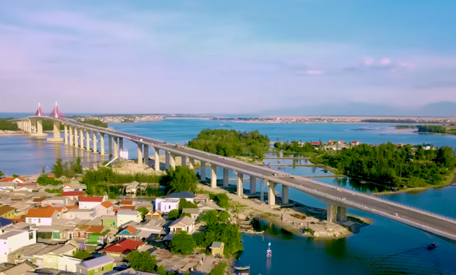 Cầu vượt biển dài nhất miền Trung, kết thúc hơn 100 năm di chuyển bằng dò của người dân đôi bờ- Ảnh 1.