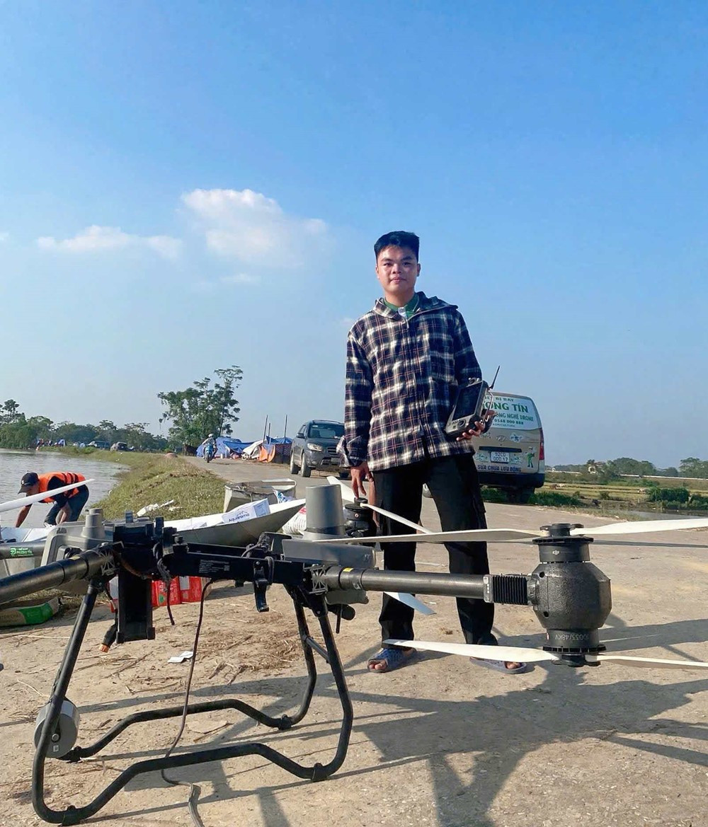 Chân dung chàng trai SN 2006 bay drone chuyển hàng trăm tấn hàng đến người dân vùng lũ - ảnh 1