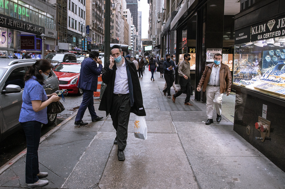 Dân Mỹ đổ xô xếp hàng mua bán vàng, cửa tiệm hết sạch tiền mặt - ảnh 1