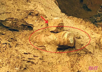 Anh Linh đang chèo thuyền thì phát hiện vật lạ nhô ra từ đất, Ban Chỉ huy quân sự lập tức cử người đến canh phòng