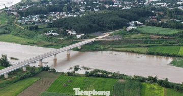 Cầu hơn 120 tỷ xây xong nằm ‘phơi nắng mưa’ chờ… 3 hộ dân