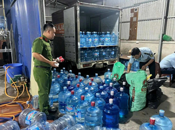 Khởi tố 4 bị can sản xuất, buôn bán nước Lavie giả