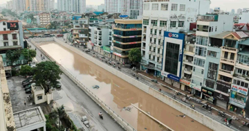 Như bể bơi khổng lồ sau mưa lớn, hầm chui Vành đai 2,5 hiện ra sao?