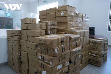 Phát hiện hơn 20.000 chai sơn móng tay nhập lậu