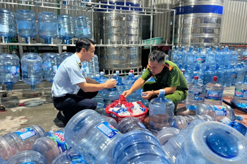 Phát hiện xưởng sản xuất 20.000 bình nước Lavie giả được trà trộn bán cho người dân, 4 người bị khởi tố