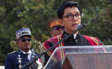 Tổng thống Madagascar rời khỏi đất nước