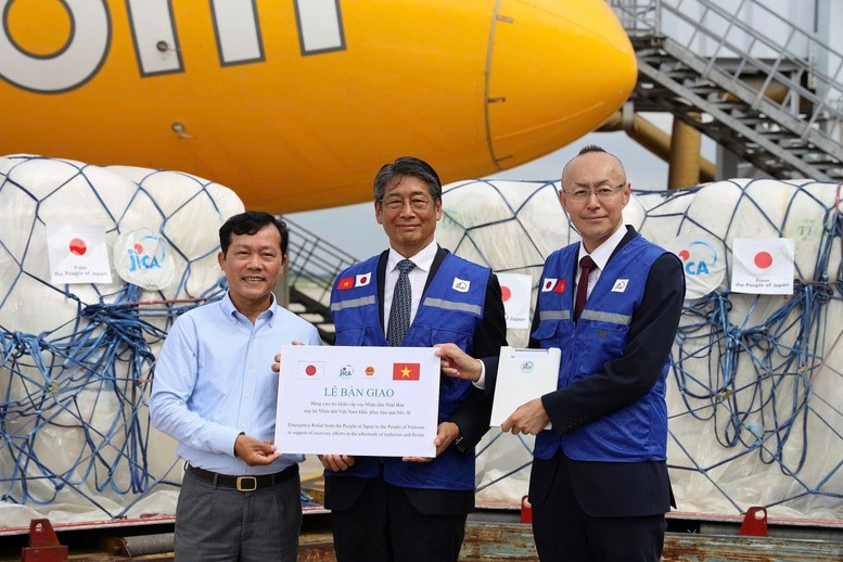 Nhật Bản điều máy bay chở lô hàng viện trợ khẩn cấp sang giúp đỡ Việt Nam - ảnh 1