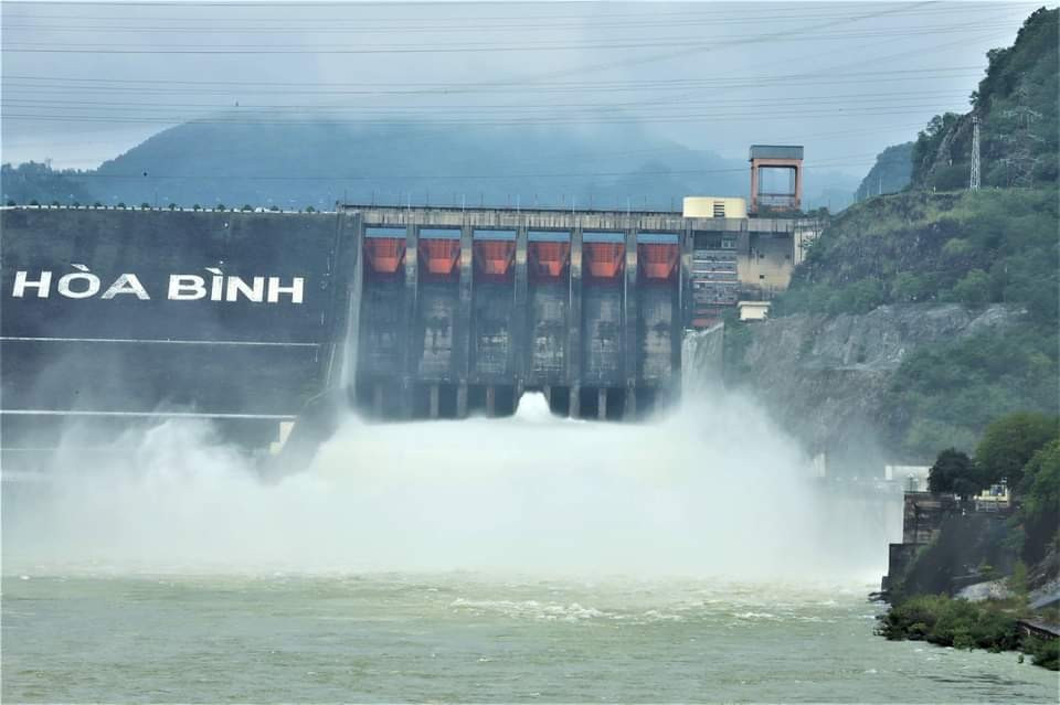 Mở cửa xả đáy hồ thủy điện Hòa Bình từ 15h chiều nay - ảnh 1
