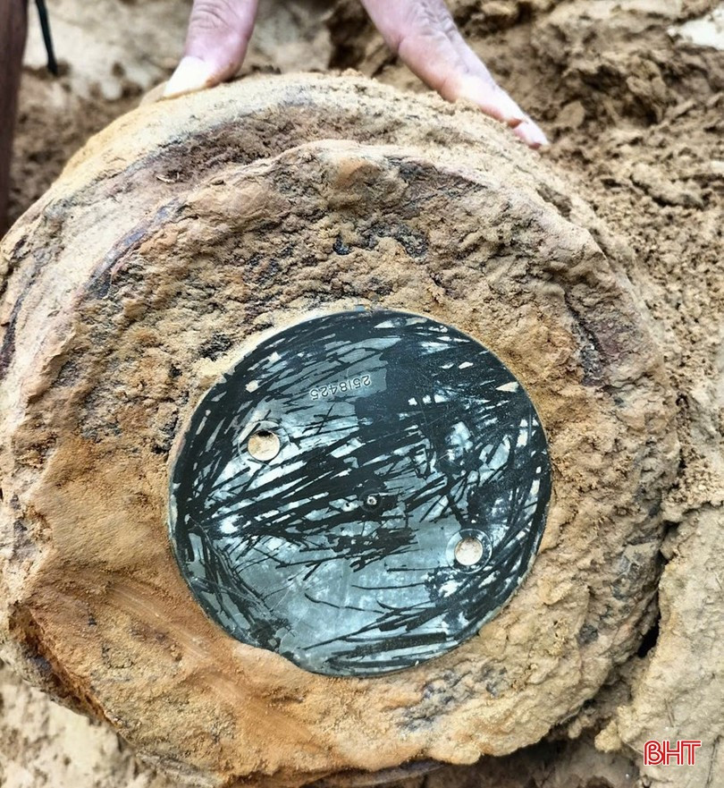 Anh Linh đang chèo thuyền thì phát hiện vật lạ nhô ra từ đất, Ban Chỉ huy quân sự lập tức cử người đến canh phòng - ảnh 1