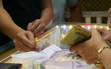 Giá vàng nhẫn vọt lên mức cao chưa từng có, nhiều cửa hàng thông báo ‘hết hàng’