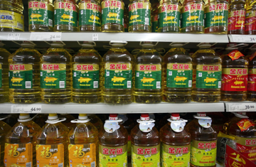 Ông Trump dọa ngừng nhập khẩu dầu ăn từ Trung Quốc, Phố Wall chao đảo