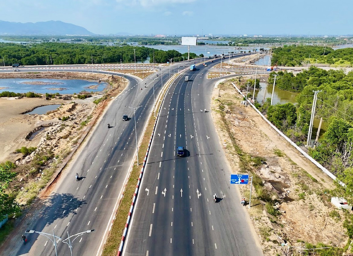 TP giàu nhất Việt Nam sắp hoàn thiện tuyến đường ven biển 7.000 tỷ, nối thông với xứ sở ngàn hoa- Ảnh 2.