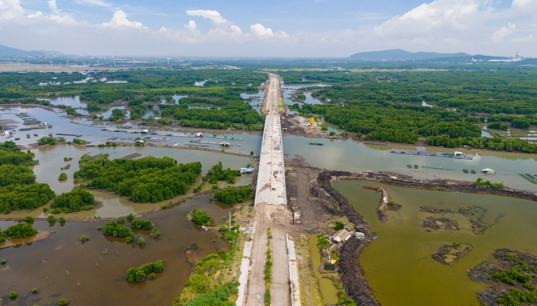 Sắp hoàn thành tuyến đường gần 4.000 tỷ xuyên rừng ngập mặn, kết nối đến cảng nước sâu lớn nhất Việt Nam- Ảnh 2.