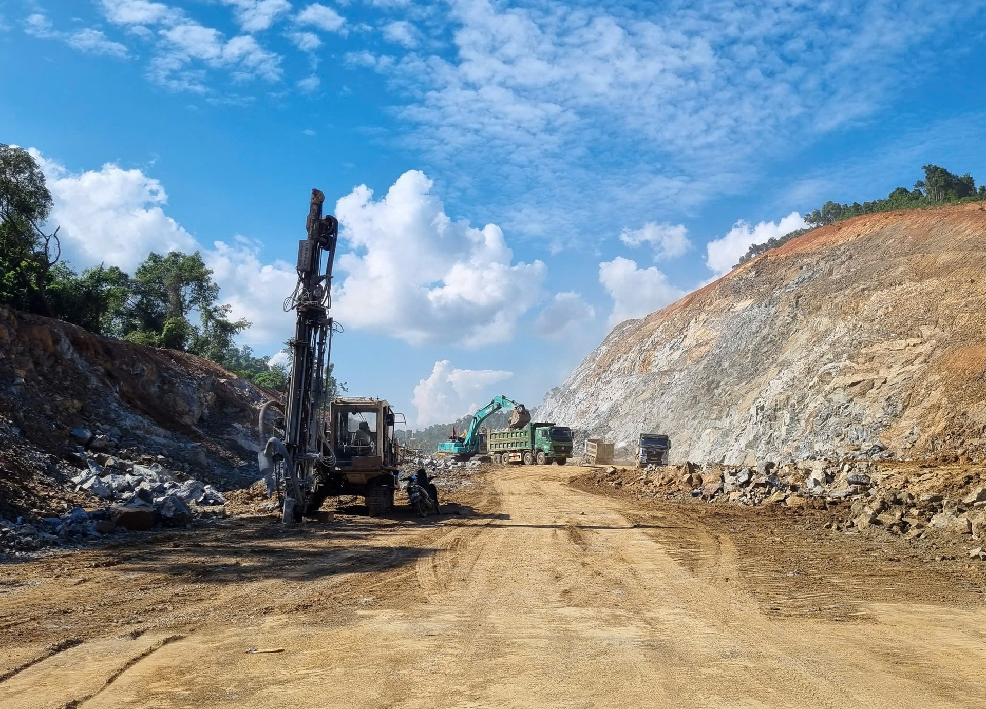 Cao tốc 12.400 tỷ mà Tập đoàn Sơn Hải xin cắm bảng bảo hành 10 năm sắp hoàn thiện- Ảnh 1.