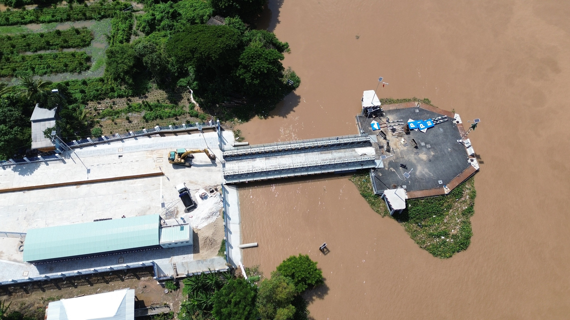Chỉ ít tháng nữa, chính thức khánh thành bến phà 200 tỷ nối đôi bờ sông Tiền, kết nối 2 tỉnh ĐBSCL- Ảnh 1.