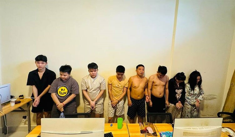 8 người Việt bị bắt ở nước ngoài, thu giữ hơn 10 máy tính, 4 điện thoại di động - ảnh 1